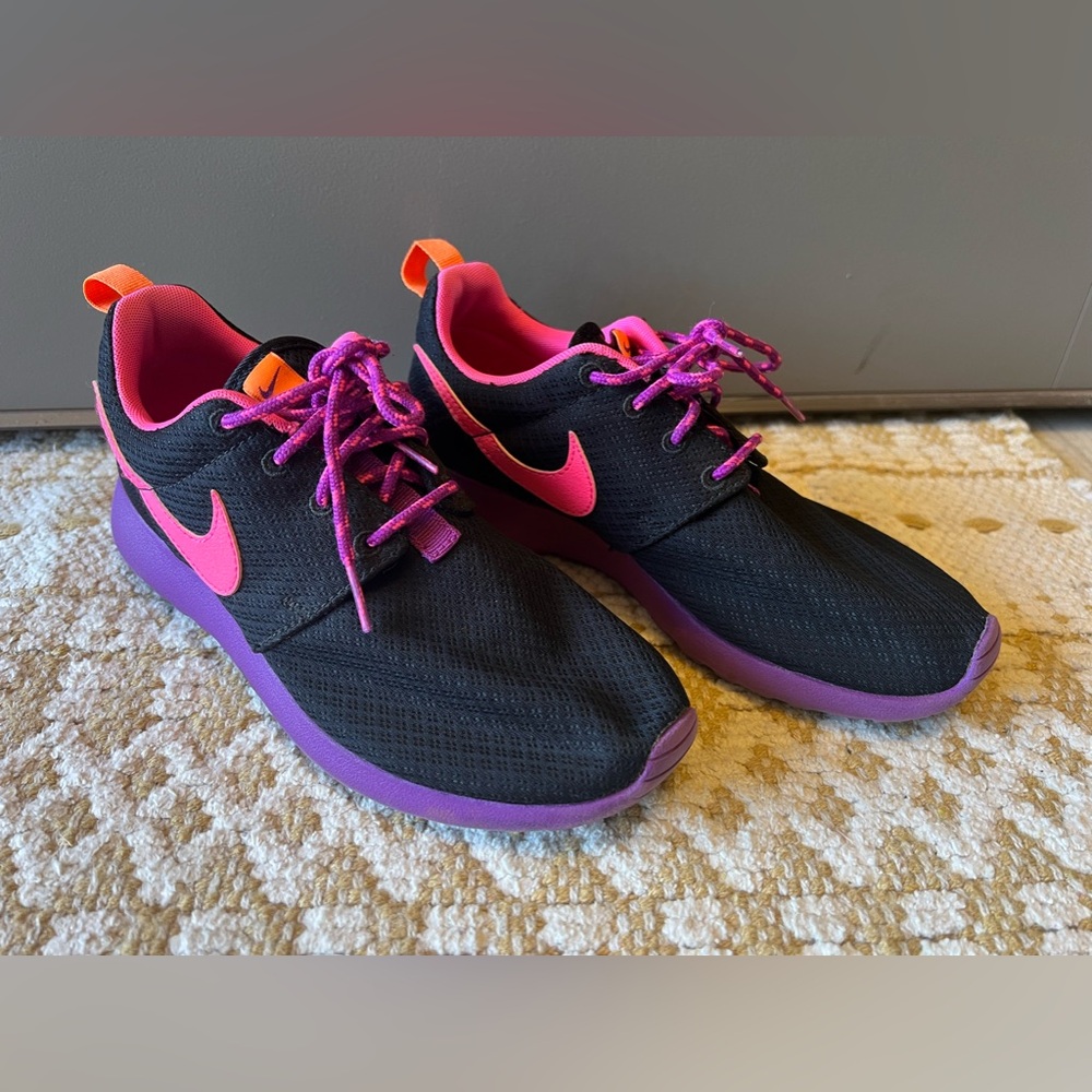 Authentic Nike Women Purple Black Roshe Shoes Rare to find Size 5Y or Women 6.5